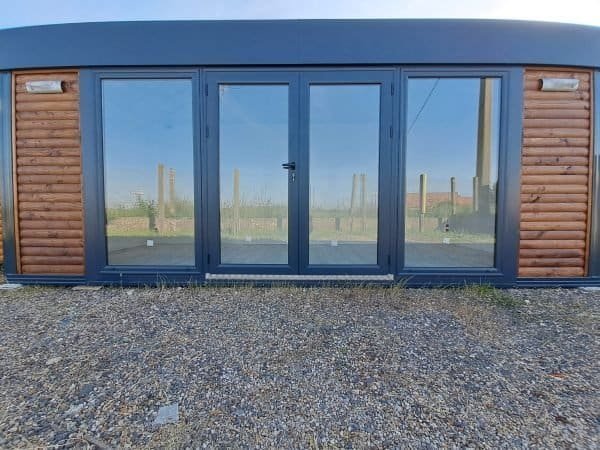 Module Préfabriqué de 13 m2 – Bardage Bois, Toit Plat + Façade Vitrée